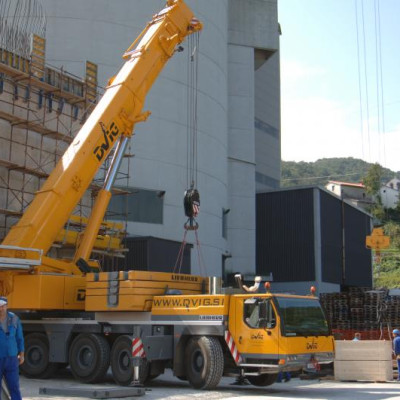 Avtodvigalo LIEBHERR LTM 1200-5.1 nosilnosti 200 ton