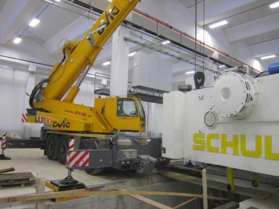 Hydraulic press assembling using mobile cranes