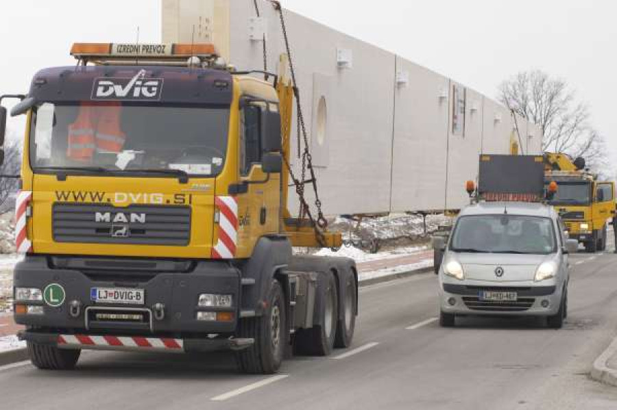 Transport in montaža lesenih lepljenih nosilcev HOJA d.d.