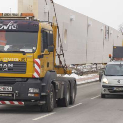 Transport in montaža lesenih lepljenih nosilcev