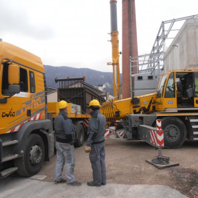 Avtodvigalo LIEBHERR LTM 1200-5.1 nosilnosti 200 ton